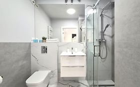 Live & Travel Old Town Apartments